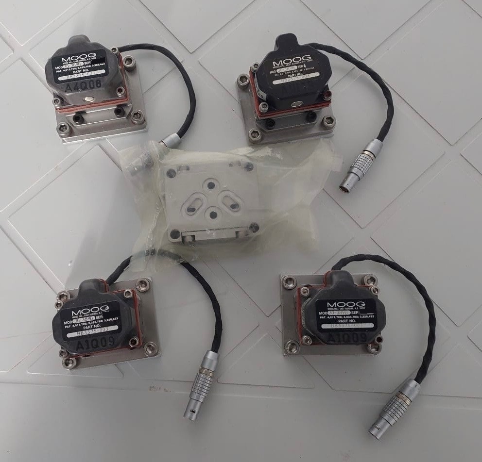 4 x MOOG Servo Valves