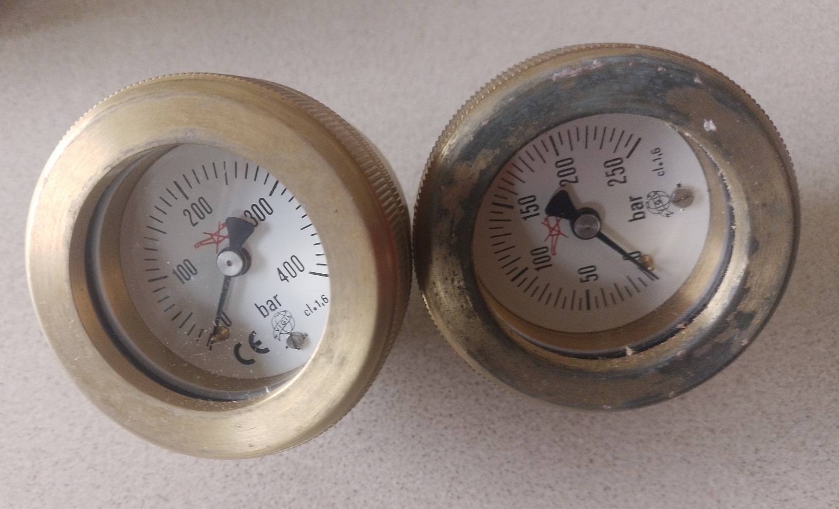 5 x Vigil S.A. Pressure Gauges